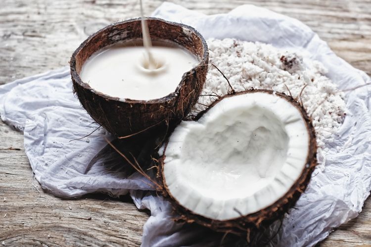 Tradisi Membuat Minyak Kelapa secara Gotong Royong